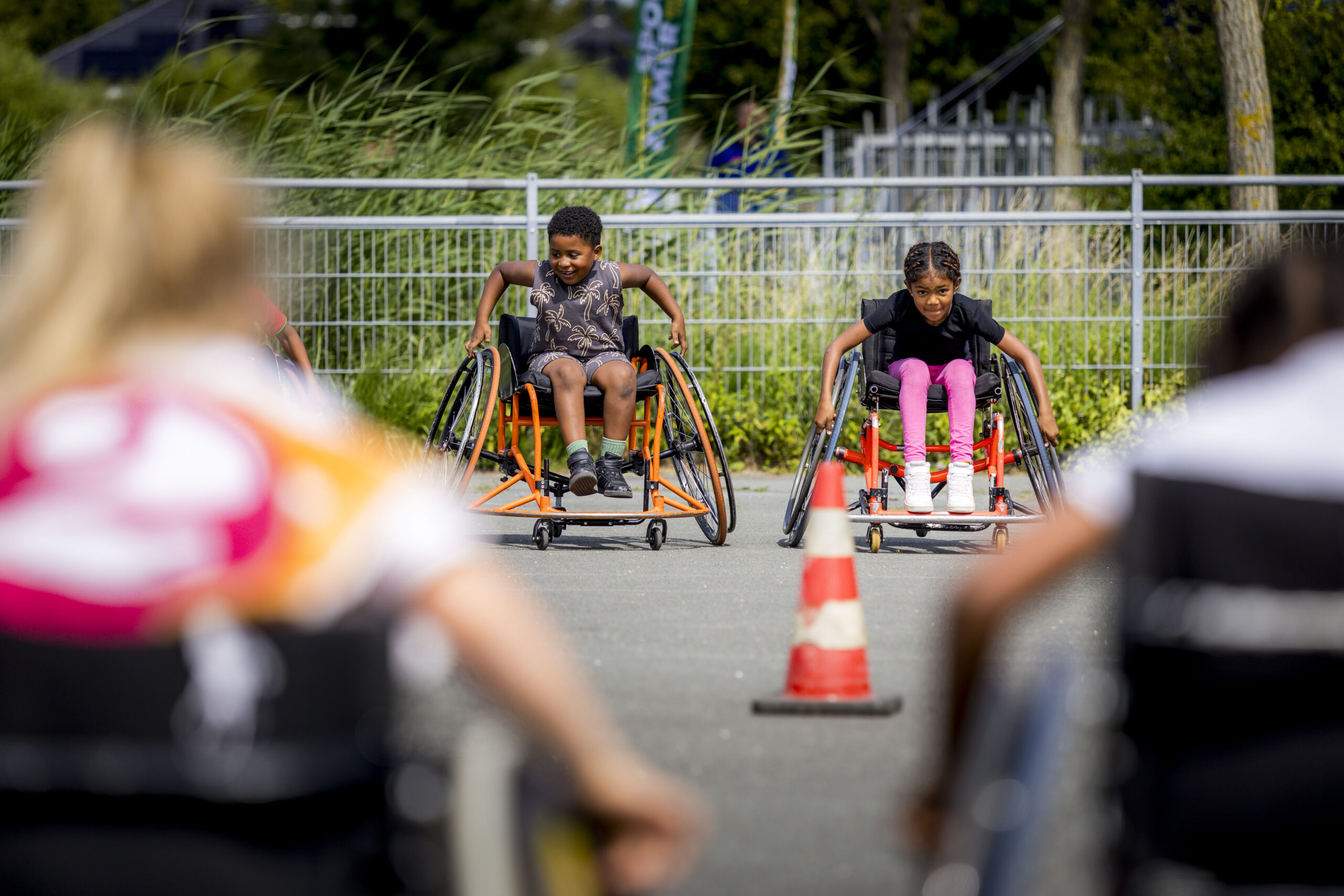 Kinderen doen rolstoelbasketbal