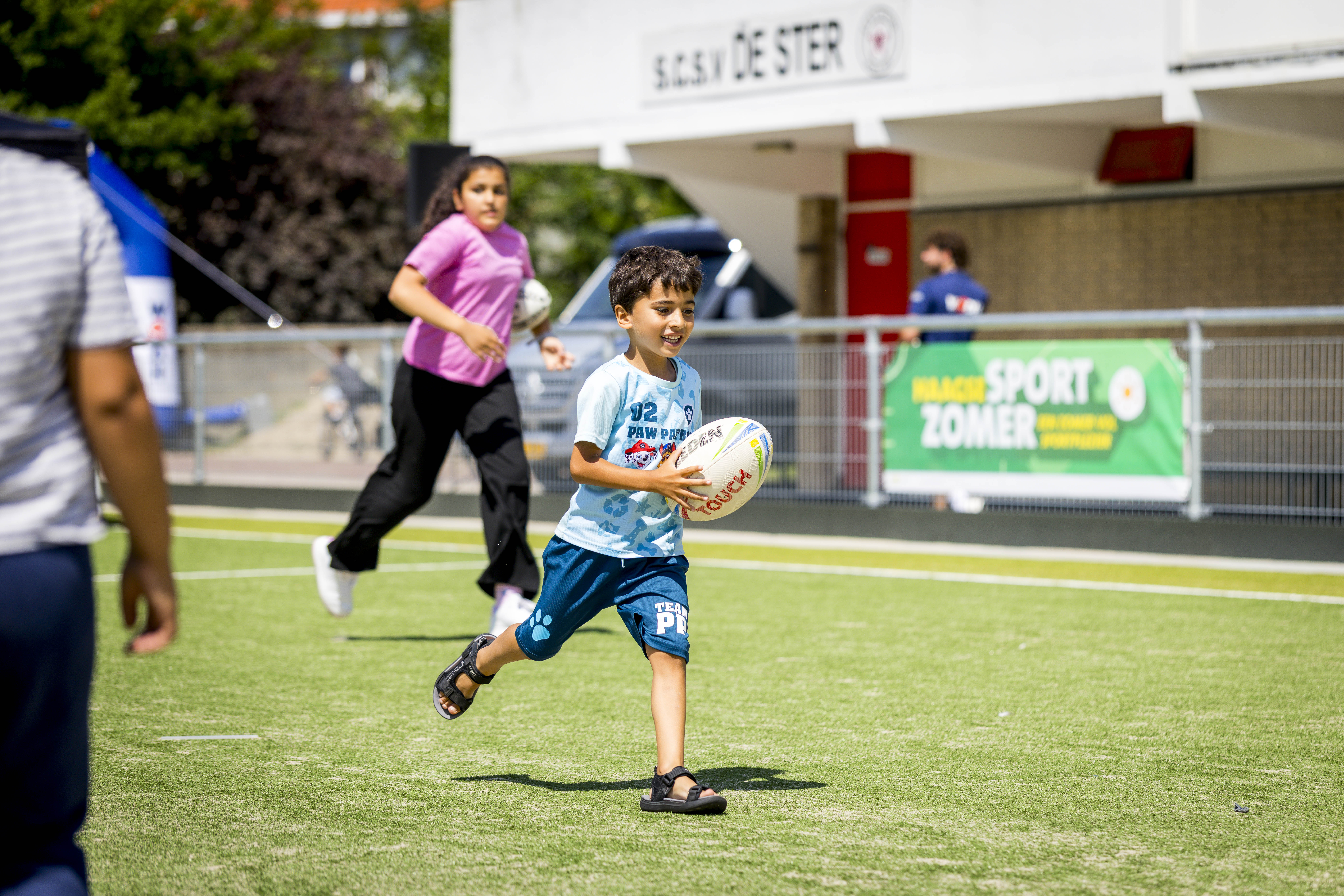 Kinderen spelen op een speelveld rugby