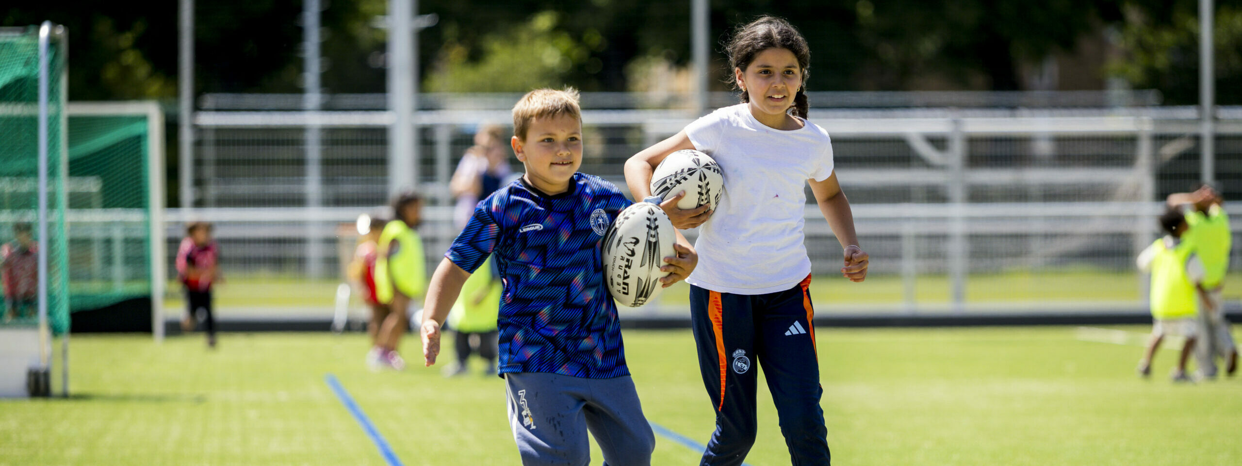 Kinderen spelen rugby op een sportveld