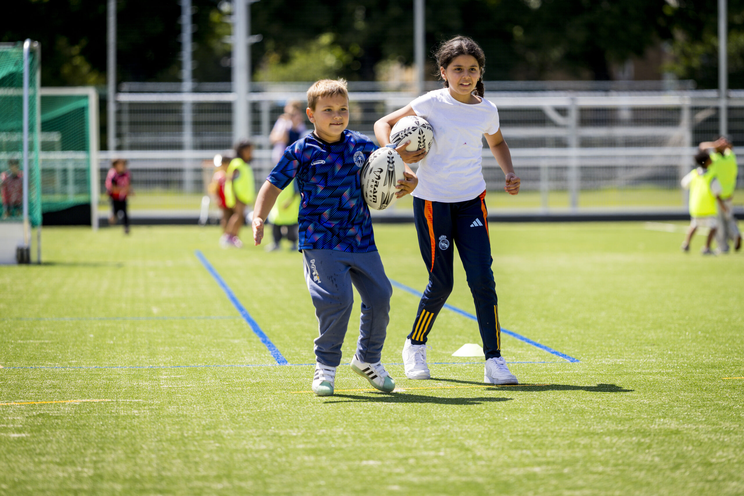 Kinderen spelen rugby op een sportveld