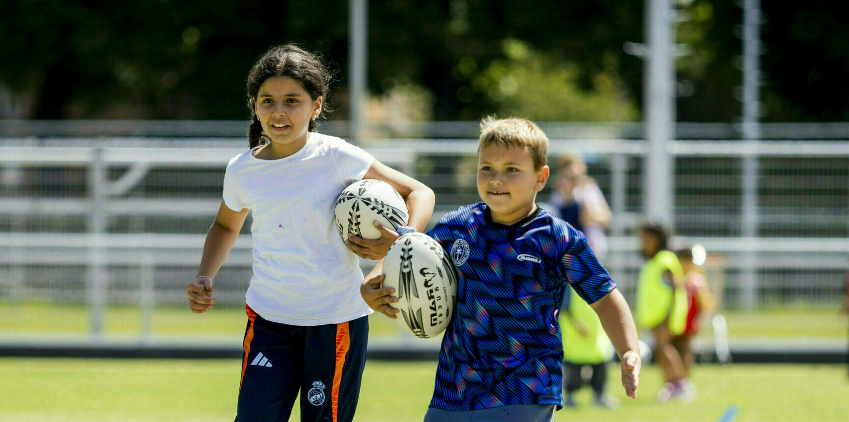 Kinderen spelen op een sportveld